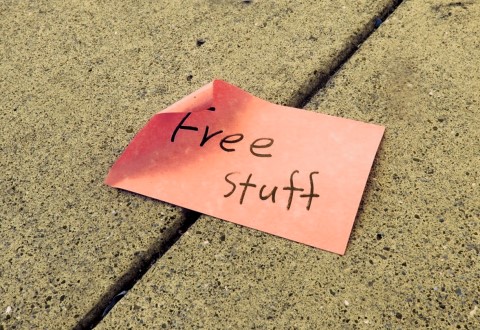 Post-it Note with Free Stuff written on it.